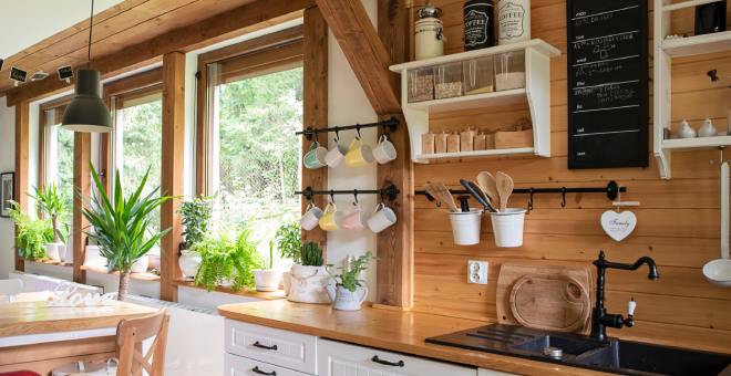 Holzmöbel: Tisch, Stuhl, Küche und Fensterrahmen