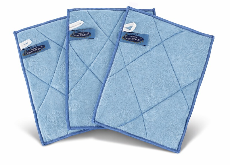 Drei blaue AQUA CLEAN Mikrofaser-Spültücher mit Seepferdchen-Prägemotiv und dunkelblauer Einfassung, fächerförmig angeordnet.