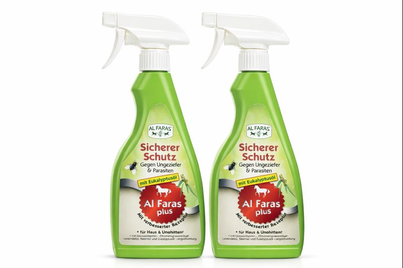Zwei grüne AL FARAS plus Insektenschutz-Sprühflaschen à 500 ml mit Eukalyptusöl gegen Ungeziefer und Parasiten auf weißem Hintergrund.