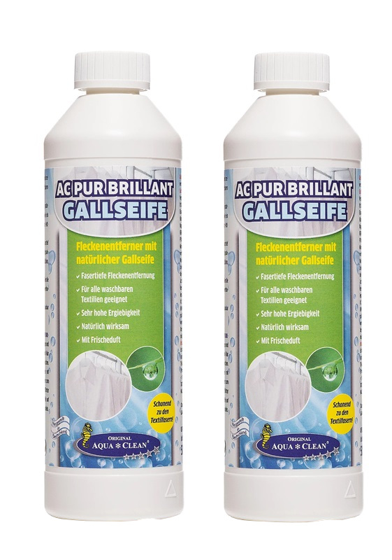 Zwei 500-ml-Flaschen AC PUR Brillant Gallseife zur Fleckenentfernung auf waschbaren Textilien, auf weißem Hintergrund.