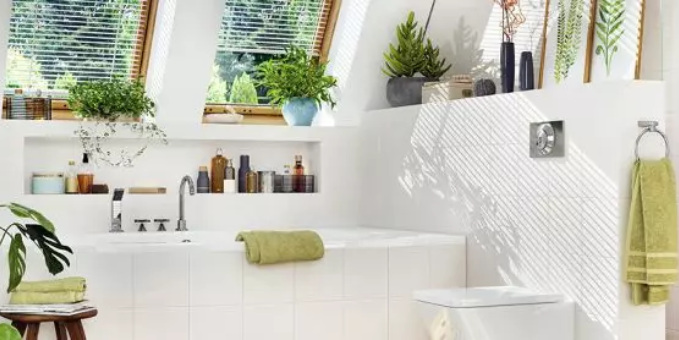 Helles und sauberes Badezimmer mit Badewanne, Pflanzen und frischen Handtüchern als Teaserbild für Badreinigung und Badezimmerpflege