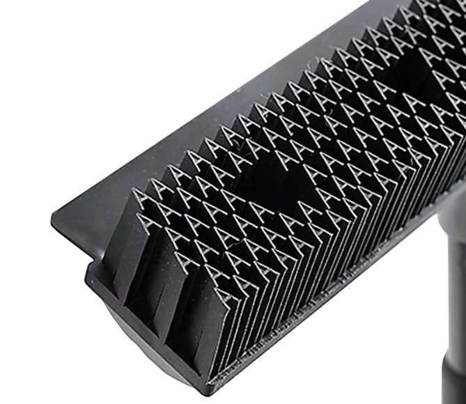 Detailaufnahme des AQUA CLEAN Aqua-Universalbesens mit schwarzen A-Gummiborsten, integrierter Abziehlippe und Teleskopstiel