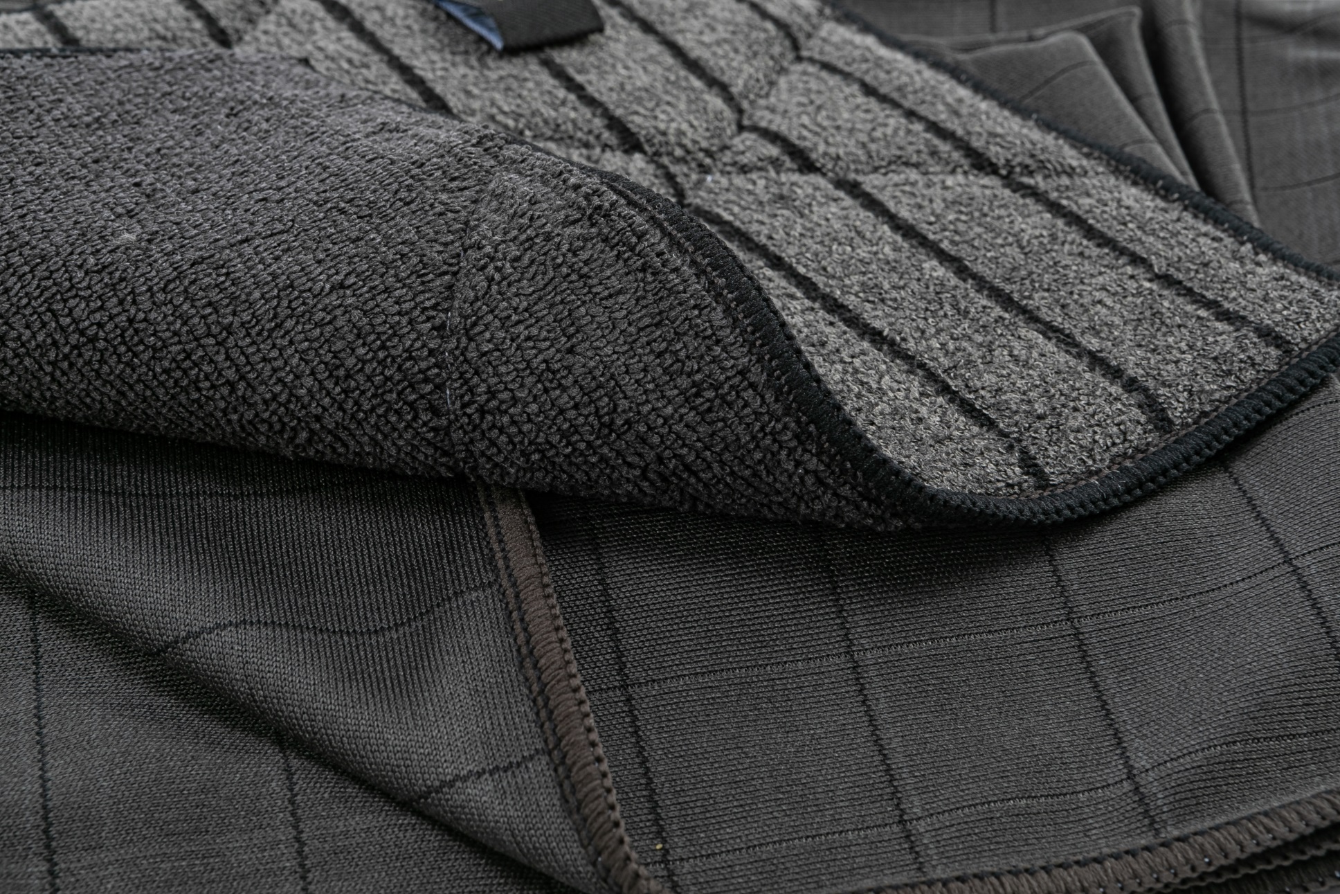 AQUA CLEAN Black Edition Mikrofasertuch Detailaufnahme hohe Materialdichte fusselfrei streifenfrei für Fenster und glatte Oberflächen