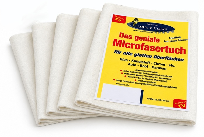 Fünf weiße AQUA CLEAN Mikrofasertücher mit gelbem Original-Produktetikett, gefaltet auf weißem Hintergrund.