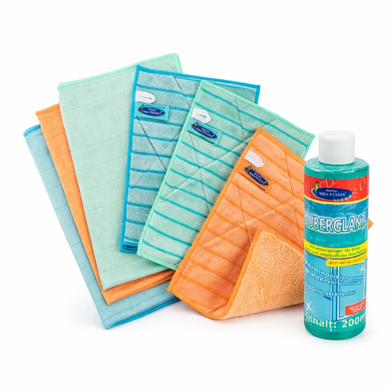 Sechs AQUA CLEAN Ultra Plus Mikrofasertücher in Blau, Grün und Orange mit einer 200-ml-Flasche Zauberglanz Fensterreiniger.