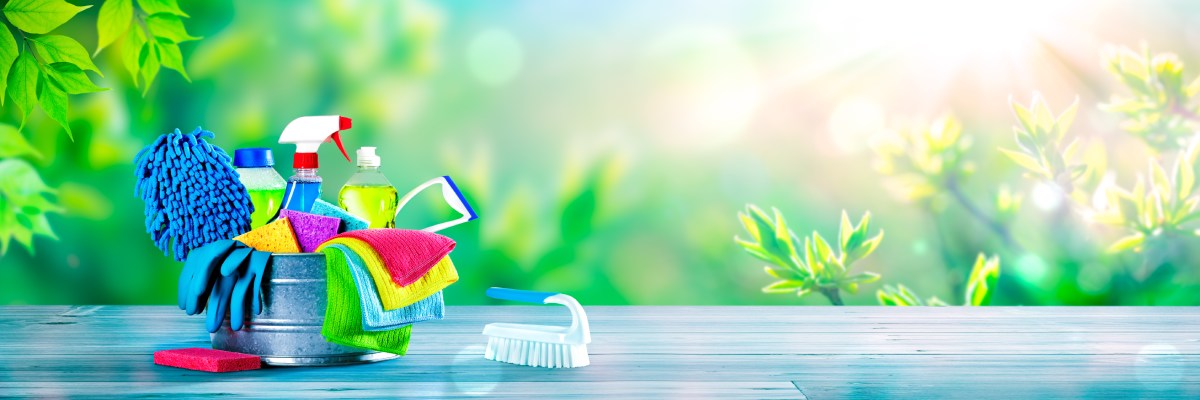 Eimer mit verschiedenen Putzmitteln, Mikrofasertüchern, Handschuhen und Reinigungszubehör als Teaserbild zum Thema welche Putzmittel man im Haushalt braucht