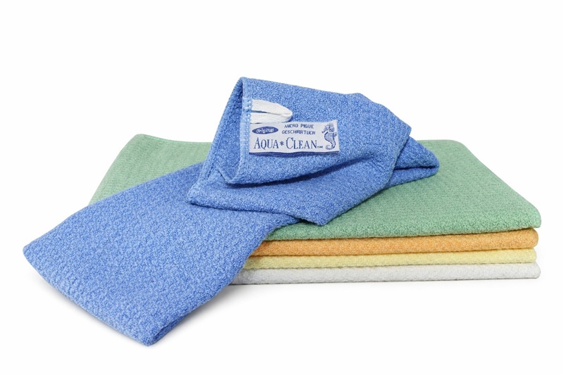Fünf AQUA CLEAN Piqué Geschirrtücher aus Mikrofaser in Blau, Grün, Orange, Gelb und Grau, gefaltet auf weißem Hintergrund.
